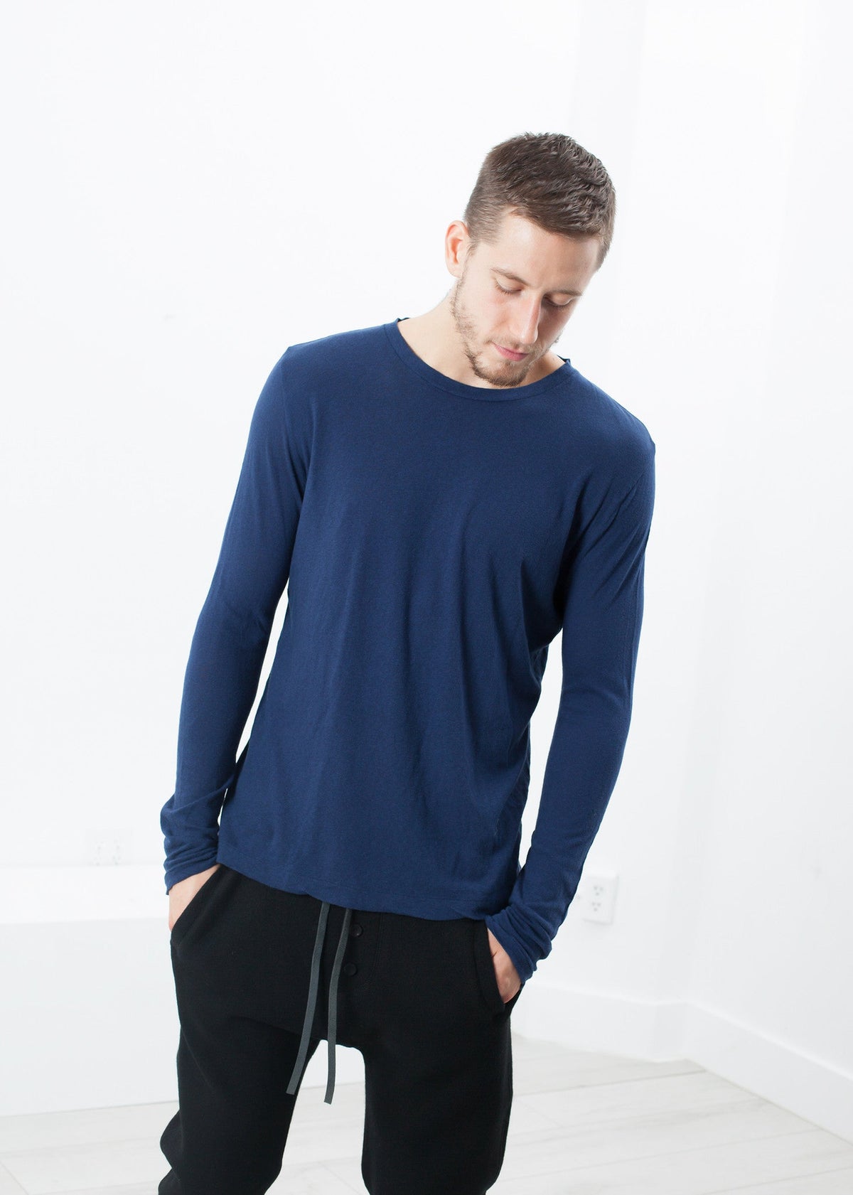 T-shirt a maniche lunghe in jersey di cashmere in blu marino