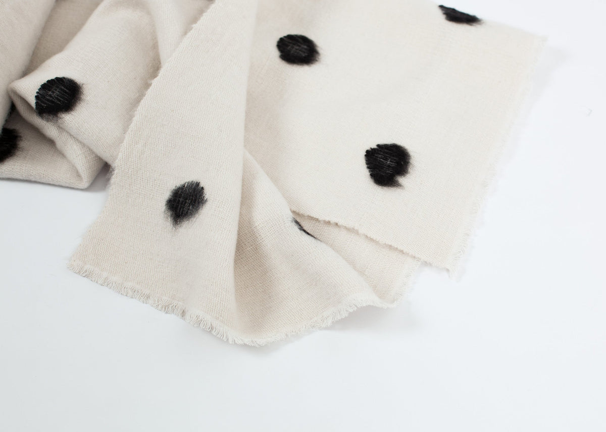 Scialle a pois in cashmere in bianco/nero